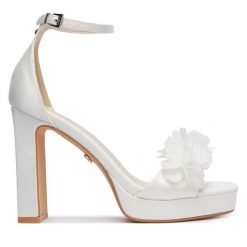 Sandały Buffalo. Białe sandały damskie Buffalo, bez wzorów, bez obcasa, na słupku. Za 429.99 zł.