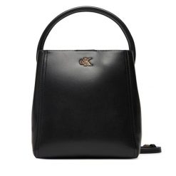 Torebka Calvin Klein. Czarne torebki klasyczne damskie CALVIN KLEIN, bez wzorów, bez dodatków. Za 449.99 zł.