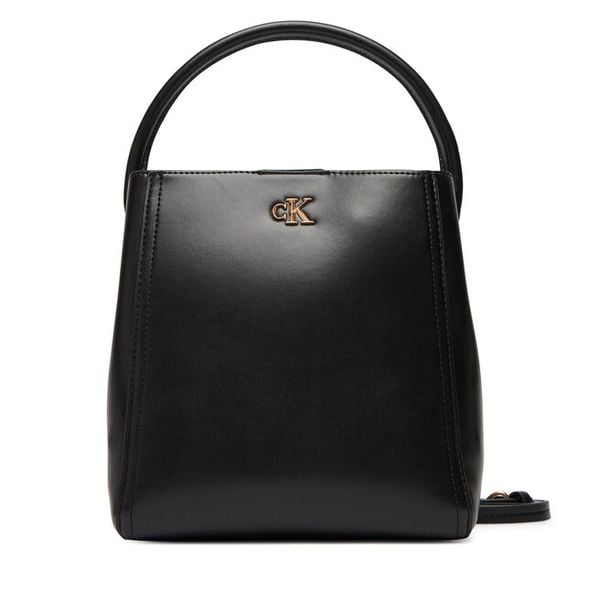 Torebka Calvin Klein. Czarne torebki klasyczne damskie CALVIN KLEIN, bez wzorów, bez dodatków. Za 569.99 zł.