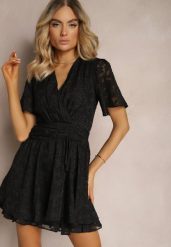 Czarna Rozkloszowana Sukienka z Dekoltem Zapinanym na Napy Tarae. Czarne sukienki damskie Renee, na co dzień, l, bez wzorów, eleganckie, bez kołnierzyka, bez ramiączek, mini, kopertowe. W wyprzedaży za 125.99 zł.