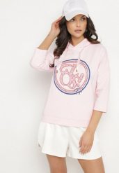 Jasnoróżowa Bluza z Kapturem i Rękawami 3/4 Zdobiona Nadrukiem Saniriora. Czerwone bluzy z kapturem damskie Born2be, l, z jeansu. Za 84.99 zł.