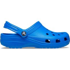 Klapki dla dorosłych Crocs Classic. Niebieskie klapki damskie Crocs, bez wzorów, bez obcasa. Za 224.96 zł.
