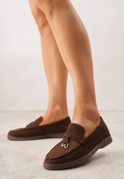 Brązowe Mokasyny z Imitacji Zamszu Zdobione Zawieszką i Przeszyciem Aezoris. Brązowe mokasyny damskie Renee, z jeansu. Za 99.99 zł.