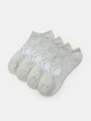 Krótkie skarpetki 4 pack - szary. Szare skarpetki męskie Sinsay, bez wzorów. Za 15.99 zł.