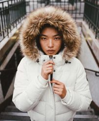 Superdry Kurtka bomber z kapturem Everest z futrem syntetycznym – OFF WHITE. Białe kurtki damskie Superdry., bez wzorów, z materiału, z kapturem. Za 787.65 zł.