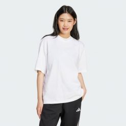 Koszulka Essentials Contemporary Logo Boyfriend. Białe bluzki damskie Adidas, xs, bez wzorów, bez ramiączek. W wyprzedaży za 83.40 zł.
