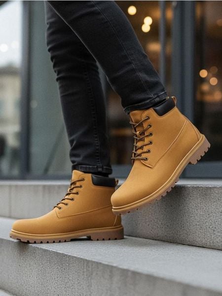 Trapery sznurowane z imitacji zamszu - brązowy. Brązowe buty zimowe męskie Sinsay, bez zapięcia. Za 79.99 zł.