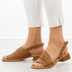 Brązowe skórzane sandały damskie Vinceza 66957. Brązowe sandały damskie VINCEZA, bez wzorów, z jeansu, bez obcasa, na obcasie. Za 219.00 zł.
