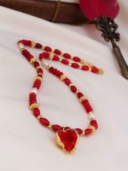 L'Atelier de Gaia Pozłacany naszyjnik z elementami ozdobnymi - dł. 46 cm rozmiar: onesize. Czerwone naszyjniki damskie L'Atelier de Gaia, pozłacane. Za 74.46 zł.