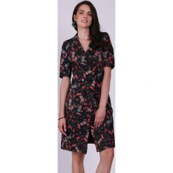 Sukienka w kolorze czarnym ze wzorem. Czarne sukienki damskie Jesienny butik, xs, bez wzorów, bez kołnierzyka, bez ramiączek, midi. W wyprzedaży za 169.95 zł.