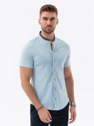 Koszula męska dzianinowa z krótkim rękawem i kolorową stójką – błękitna V3. Niebieskie koszule męskie Ombre Clothing, m, bez wzorów, z bawełny, bez kołnierzyka, bez ramiączek. W wyprzedaży za 49.99 zł.