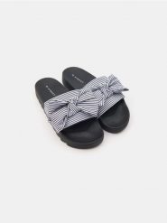 Klapki - czarny. Czarne klapki damskie Sinsay. Za 39.99 zł.