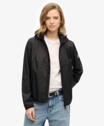 Kurtka przeciwwiatrowa z kapturem i logo. Czarne kurtki damskie Superdry., xs, bez wzorów, z kapturem. Za 319.10 zł.