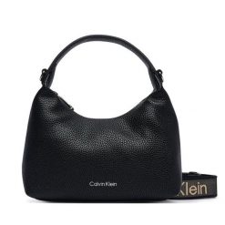 Torebka Calvin Klein. Czarne torebki klasyczne damskie CALVIN KLEIN, bez wzorów, bez dodatków. Za 369.99 zł.