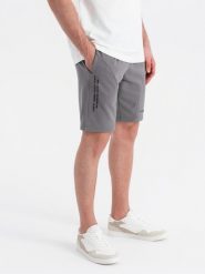 Dopasowane męskie krótkie dresowe spodenki z nadrukami – szare V3 OM-SRSK-0138 - XXL. Szare szorty męskie Ombre Clothing, l, z bawełny, na fitness i siłownię. W wyprzedaży za 69.99 zł.