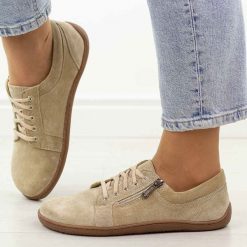 Beżowe zamsz skórzane Polskie półbuty damskie barefoot Gregors 1153. Brązowe półbuty damskie GREGORS, bez wzorów, z jeansu, biznesowe, bez obcasa, na płaskiej podeszwie. Za 379.00 zł.