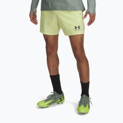Spodenki piłkarskie męskie Under Armour Challenger Pro Woven. Żółte szorty męskie Under Armour, bez kołnierzyka. Za 149.99 zł.