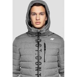 Kurtka puchowa męska KUMP203 - ciemny szary melanż. Szare kurtki męskie 4f, m, bez wzorów, z puchu, z kapturem. W wyprzedaży za 179.99 zł.