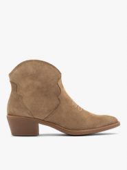 Beżowe botki typu kowbojki z dekoracyjnym haftem. Brązowe botki damskie Ryłko, ze skóry, bez obcasa, na obcasie, bez zapięcia. Za 449.99 zł.