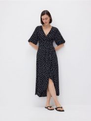 Sukienka z wiskozy - czarny. Czarne sukienki damskie Reserved, l, bez wzorów, z tkaniny, bez kołnierzyka, bez ramiączek. Za 149.99 zł.