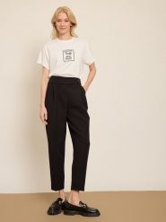 BGN Spodnie w kolorze czarnym rozmiar: 34. Czarne spodnie materiałowe damskie BGN, bez wzorów, z materiału. Za 121.99 zł.