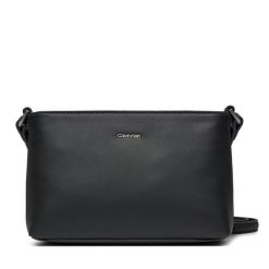Torebka Calvin Klein. Czarne listonoszki damskie CALVIN KLEIN, bez wzorów, bez dodatków. Za 409.99 zł.