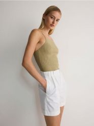 Bawełniane szorty - złamana biel. Szorty damskie Reserved, bez wzorów, z bawełny. W wyprzedaży za 39.99 zł.