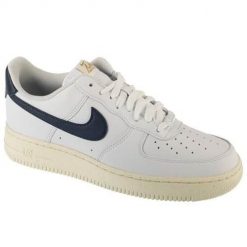 Buty do chodzenia damskie Nike Air Force 1. Białe buty sportowe na co dzień damskie Nike, bez wzorów, z gumy, trekkingowe, nike air force. Za 641.00 zł.