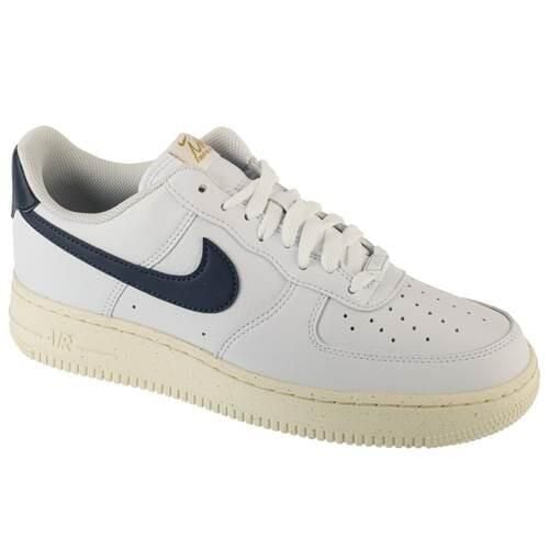 Buty do chodzenia damskie Nike Air Force 1. Białe buty sportowe na co dzień damskie Nike, bez wzorów, z gumy, trekkingowe, nike air force. Za 641.00 zł.