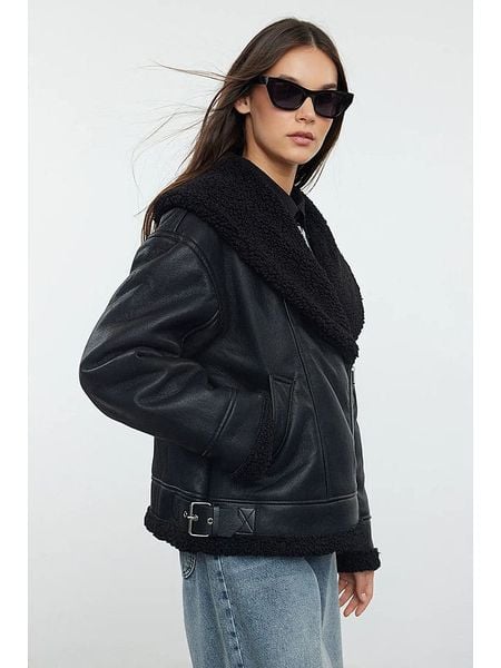 Trendyol Kurtka w kolorze czarnym ze skóry syntetycznej rozmiar: L. Czarne kurtki damskie Trendyol, l, bez wzorów, ze skóry, bez kaptura. Za 182.72 zł.