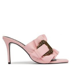 Klapki Versace Jeans Couture. Czerwone klapki damskie Versace Jeans Couture, bez wzorów, z jeansu, bez obcasa. Za 729.99 zł.