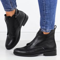 Czarne matowe botki damskie S.Barski 42-119. Czarne botki damskie S.BARSKI, na jesień, z polaru, eleganckie, z okrągłym noskiem, bez obcasa, na obcasie, bez zapięcia. Za 229.00 zł.