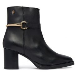 Botki Tommy Hilfiger. Czarne botki damskie Tommy Hilfiger, bez obcasa, na słupku, bez zapięcia. Za 639.99 zł.