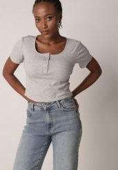 Szary Prążkowany Top Bawełniany z Guzikami przy Dekolcie Nedera. Szare topy damskie Born2be, m, bez wzorów, z bawełny, bez ramiączek. Za 39.99 zł.
