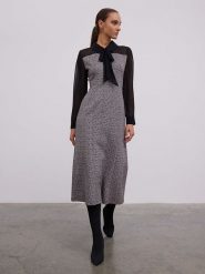 BGN Sukienka w kolorze czarno-szarym rozmiar: 40. Czarne sukienki damskie BGN, na co dzień, bez wzorów, bez kołnierzyka, bez ramiączek, midi, proste. Za 174.84 zł.