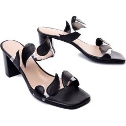 BRENDA ZARO 4307A mts Czarny, klapki damskie. Czarne klapki damskie Brenda Zaro, bez wzorów, bez obcasa, na obcasie. Za 359.90 zł.