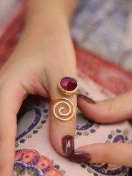 L'Atelier de Gaia Pozłacany pierścionek z agatem rozmiar: onesize. Różowe pierścionki damskie L'Atelier de Gaia, z agatem, pozłacane. Za 39.99 zł.