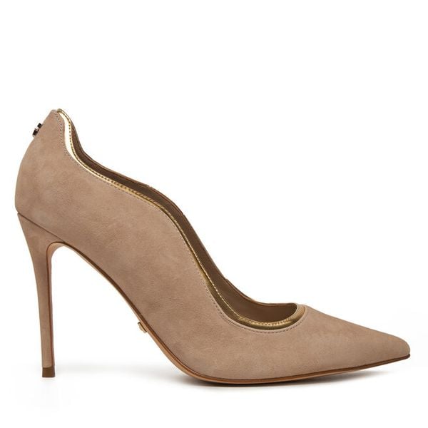 Szpilki Guess. Brązowe szpilki Guess, z aplikacjami, bez obcasa. Za 629.99 zł.