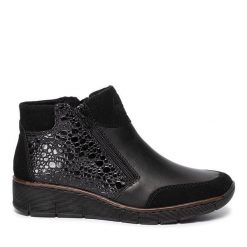 Botki Rieker. Czarne botki damskie Rieker, bez obcasa, na płaskiej podeszwie, bez zapięcia. Za 289.99 zł.