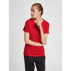 Koszulka damska Hummel Red Basic. Czerwone bluzki sportowe damskie HUMMEL, m, bez wzorów, z bawełny, bez ramiączek. Za 120.50 zł.