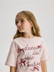 T-shirt z aplikacją - pastelowy róż. Czerwone koszulki dziewczęce Reserved, z aplikacjami, z bawełny, bez ramiączek. Za 39.99 zł.
