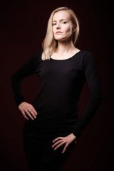 Bluzka Cała Czarna. Czarne bluzki damskie Hultaj Polski, l, bez wzorów, z dzianiny, bez kołnierzyka, bez ramiączek. Za 169.00 zł.