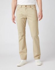 SPODNIE MĘSKIE WRANGLER GREENSBORO TWILL SAND W15QKAC07 112141193. Spodnie materiałowe męskie Wrangler, bez wzorów, z materiału. Za 199.99 zł.