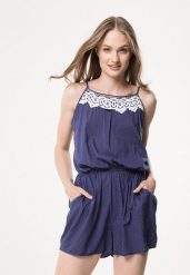 Granatowy Kombinezon Enchanted. Niebieskie kombinezony damskie Born2be, na lato, z aplikacjami, z koronki, boho, bez kołnierzyka, bez ramiączek, krótkie. Za 29.99 zł.