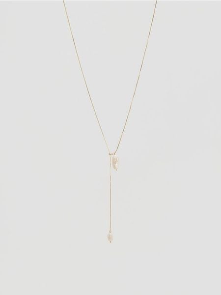 Naszyjnik z naturalnymi perłami - biały. Białe naszyjniki damskie Reserved. Za 99.99 zł.