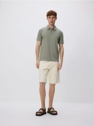 Koszulka polo regular fit - oliwkowy. Zielone koszulki polo męskie Reserved, l, bez wzorów, z dzianiny, bez ramiączek. Za 79.99 zł.