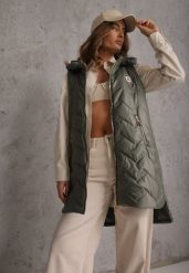 Zielona Długa Pikowana Kamizelka z Kapturem i Ozdobną Naszywką Mentape. Zielone kamizelki damskie Renee, l, długie. Za 139.99 zł.