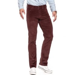 WRANGLER SPODNIE MĘSKIE ARIZONA BURNT BRICK W12OEC222 112126328. Czerwone spodnie materiałowe męskie Wrangler, bez wzorów, ze sztruksu. W wyprzedaży za 119.99 zł.