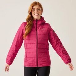 Kurtka ocieplana damska Helfa. Czerwone kurtki damskie Regatta, bez wzorów, z puchu, bez kaptura. Za 109.99 zł.
