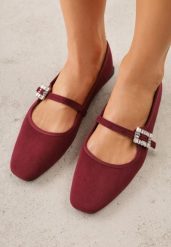 Bordowe Balerinki z Imitacji Zamszu z Paskiem z Biżuteryjną Klamerką Elintora. Czerwone baleriny damskie Born2be, bez wzorów, z jeansu, bez obcasa. Za 69.99 zł.